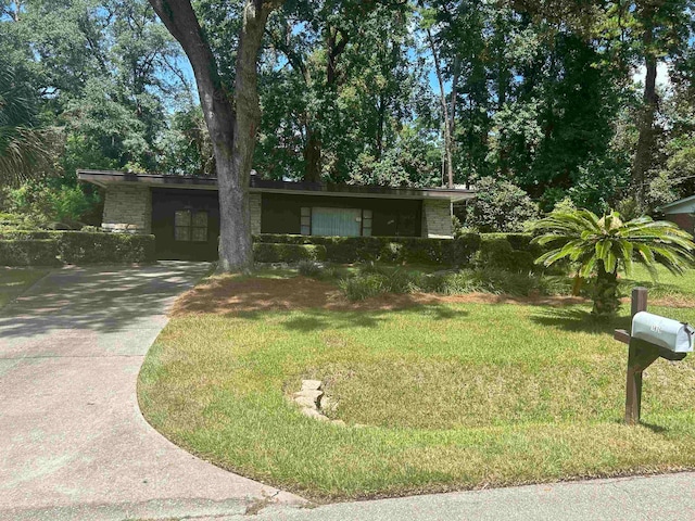 ranch-style home with a front lawn