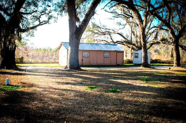 view of yard featuring a storage shed