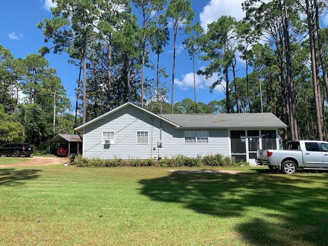 view of front of property featuring a front yard