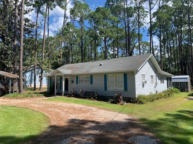 view of front of home featuring a front yard and a carport