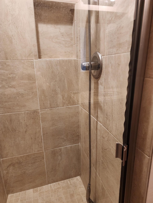 details featuring tiled shower