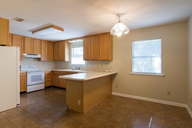 kitchen with kitchen peninsula, hanging light fixtures, a chandelier, sink, and white appliances