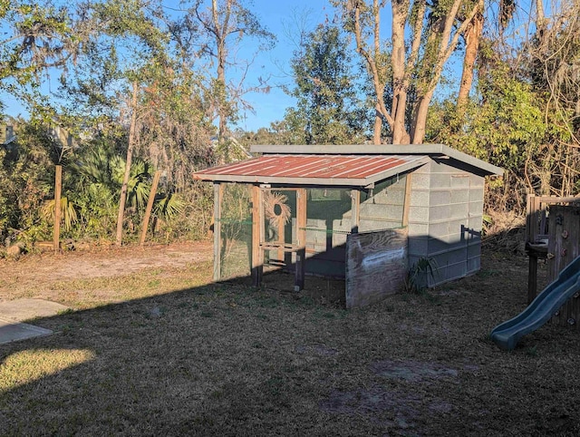 view of yard with an outdoor structure