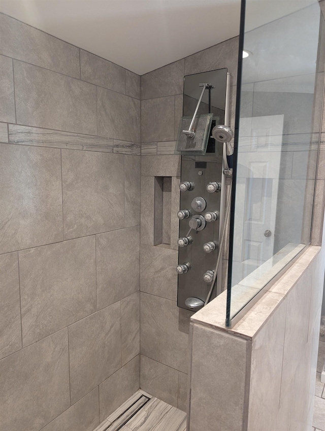 bathroom featuring a tile shower