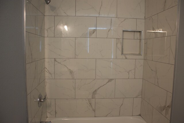 bathroom with tiled shower / bath combo