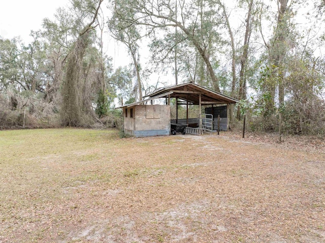 view of yard with an outdoor structure