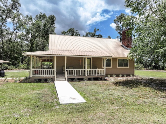 farmhouse featuring a porch and a front lawn