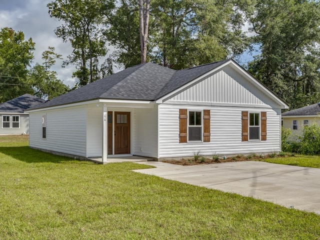 view of front facade featuring a front lawn