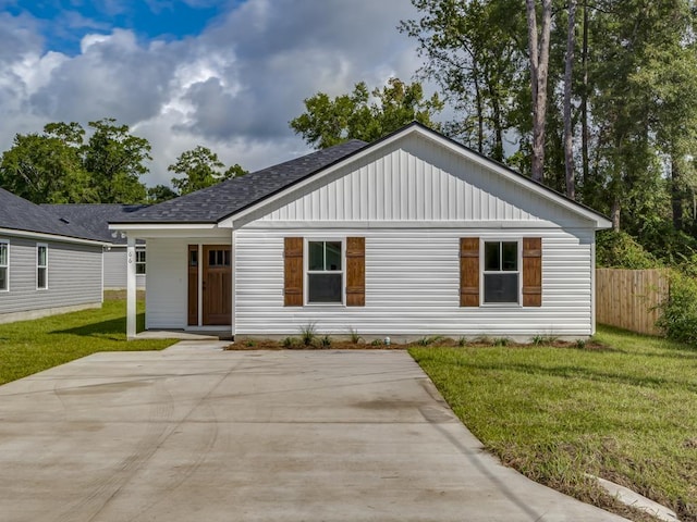 view of front of home featuring covered porch and a front lawn