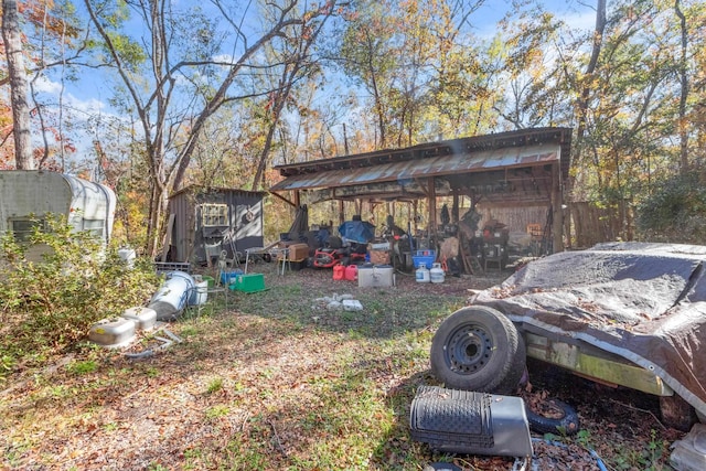 view of yard featuring a storage unit