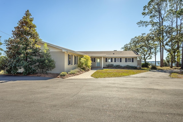 single story home featuring a front lawn