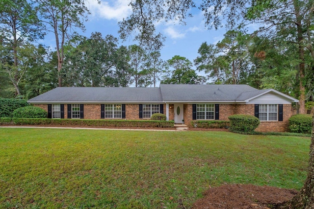 ranch-style home featuring a front lawn