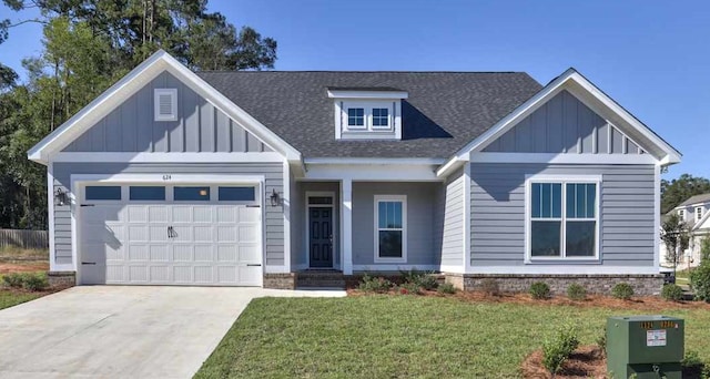 craftsman inspired home with a front lawn and a garage