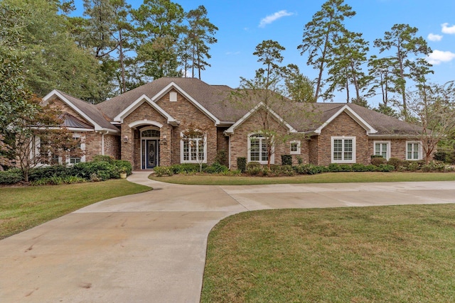 view of front of property featuring a front lawn