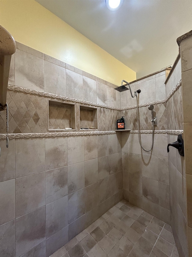 bathroom featuring a tile shower