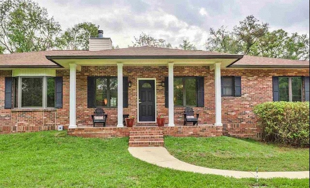 ranch-style house featuring a front yard