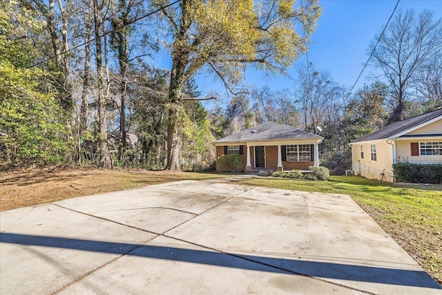 ranch-style home with a front yard