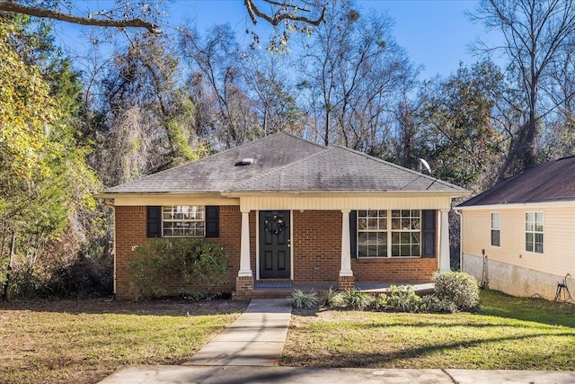 view of front facade featuring a porch and a front lawn