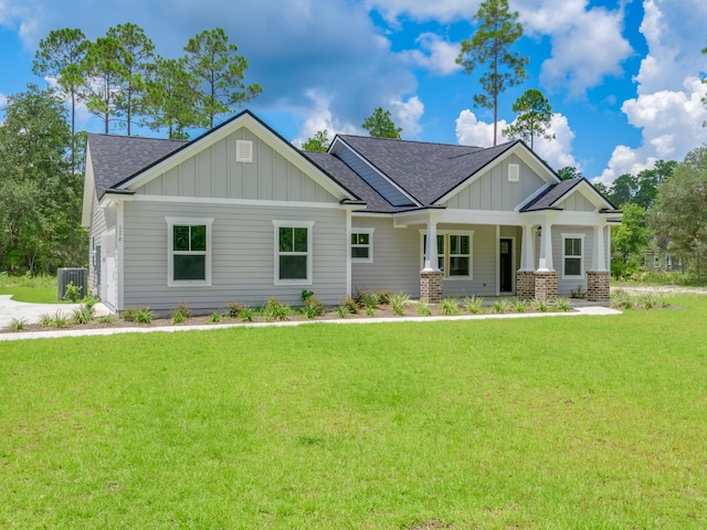 craftsman-style house featuring a front yard