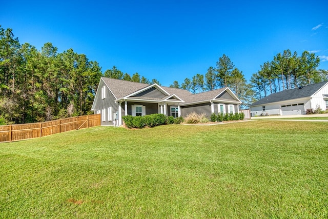 view of front of property featuring a front lawn