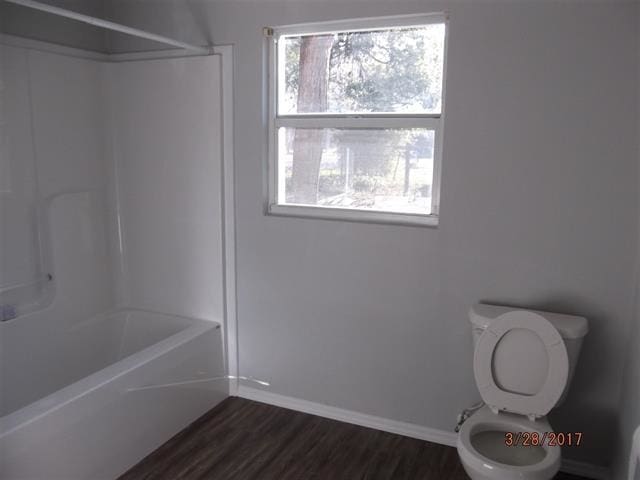 312 W Margurite St, Perry, FL 32347 - bathroom with wood finished floors and washtub / shower combination