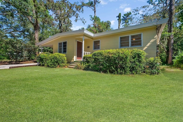 single story home with a front lawn