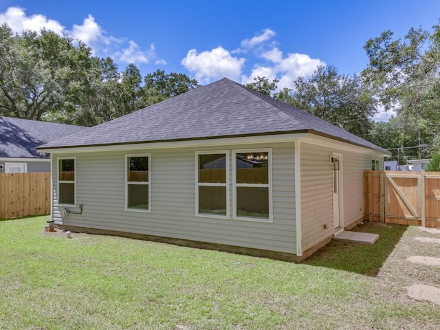 back of house featuring a lawn