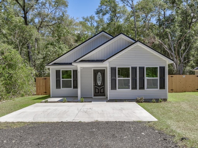 view of front of house with a front yard