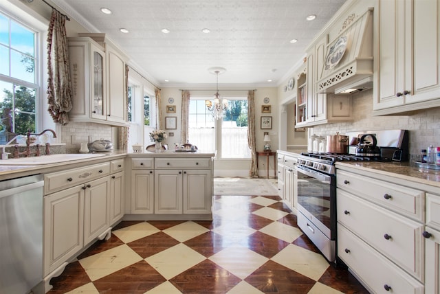 2460 Canopy Ln, Perry, FL 32347 - kitchen featuring appliances with stainless steel finishes, a sink, a chandelier, recessed lighting, and premium range hood