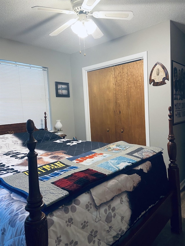 bedroom featuring ceiling fan, a textured ceiling, and a closet