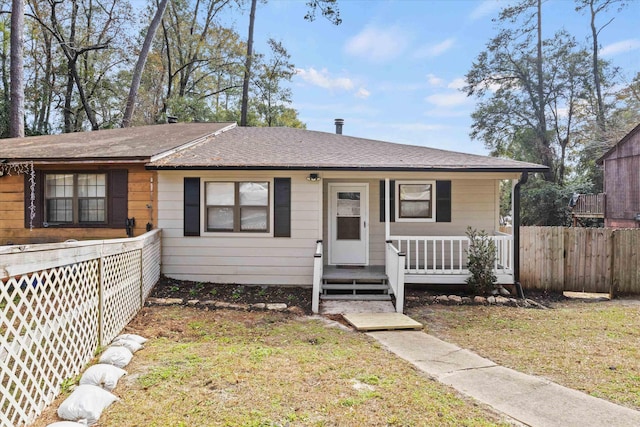 view of front of property featuring a porch and a front lawn