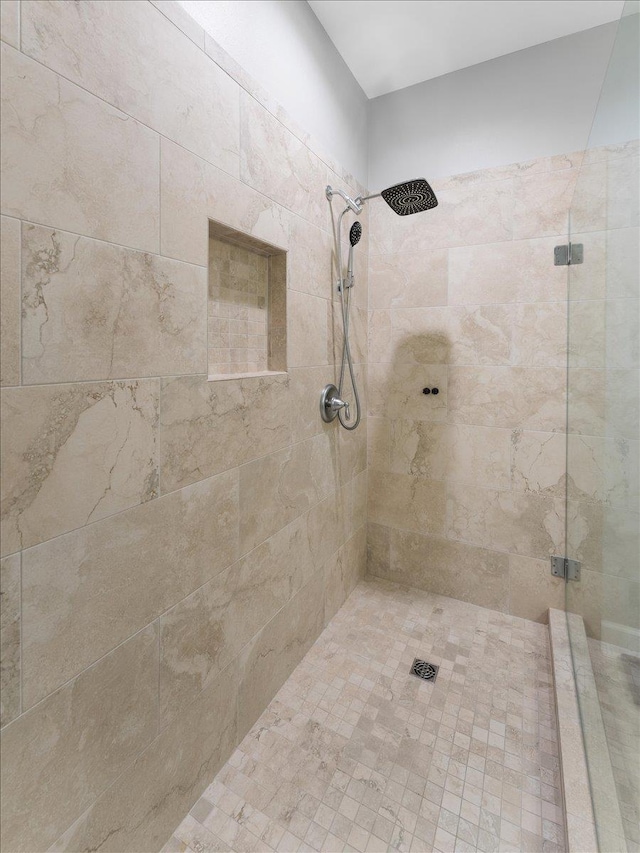 bathroom featuring tiled shower