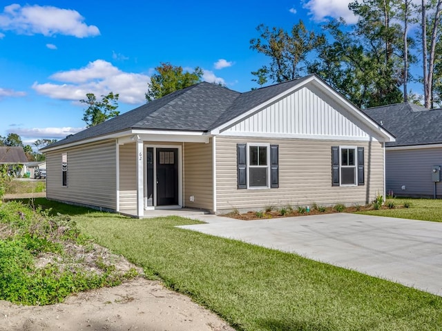 view of front of home featuring a front lawn