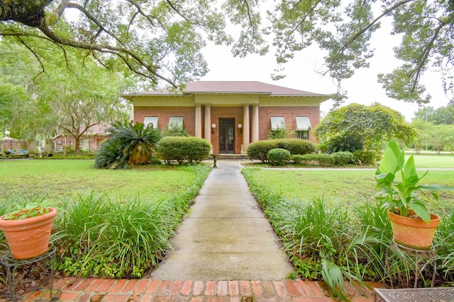 view of front of property with a front yard