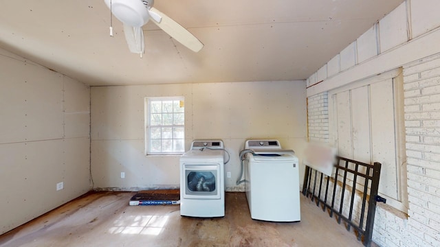 clothes washing area with a ceiling fan and independent washer and dryer