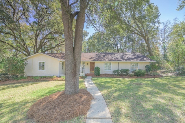 ranch-style house featuring a front lawn