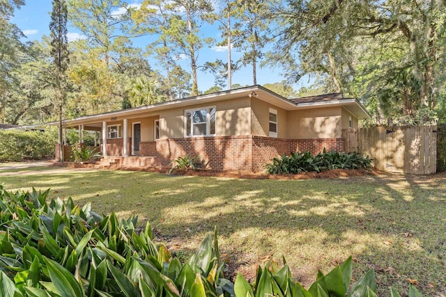 view of front of home featuring a front yard