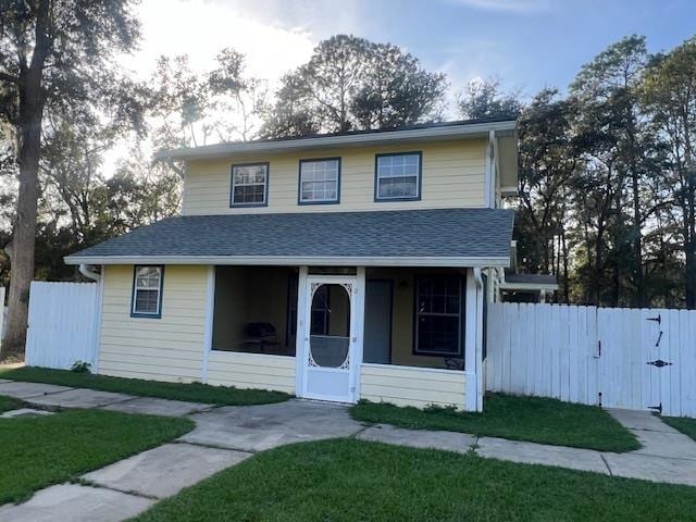 view of front of home featuring a front yard