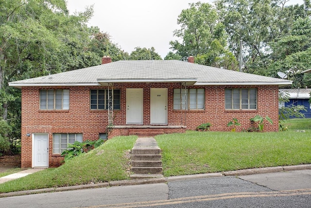 view of front of home featuring a front lawn