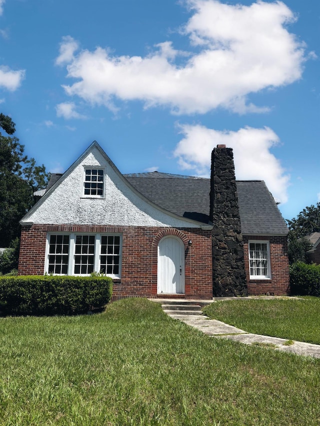 view of front of home featuring a front lawn