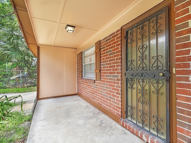 property entrance featuring a porch