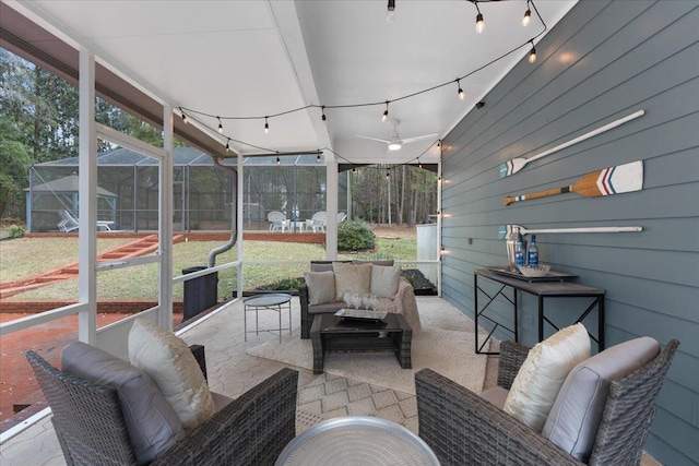 sunroom with ceiling fan