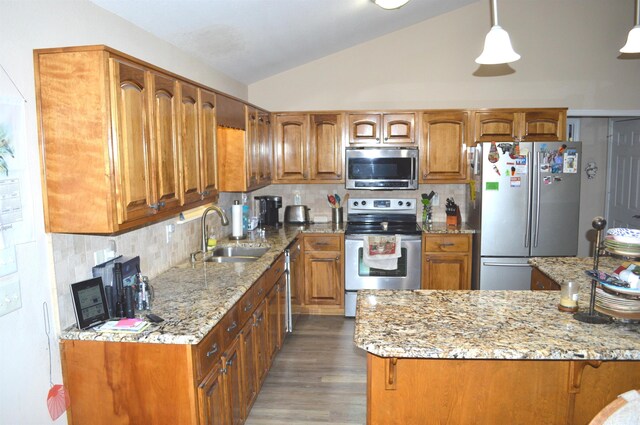 kitchen with stainless steel appliances, sink, decorative light fixtures, backsplash, and vaulted ceiling