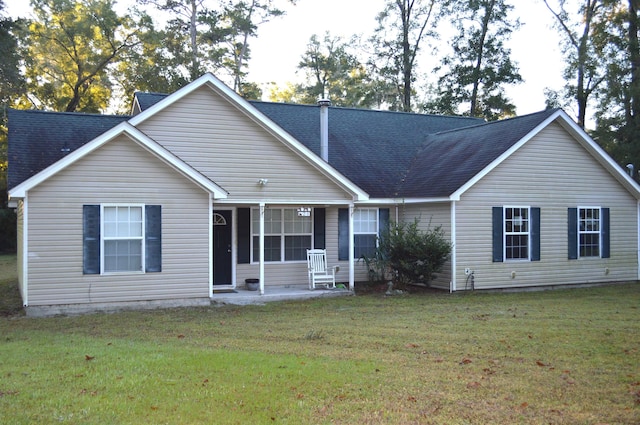 view of front of property featuring a front yard