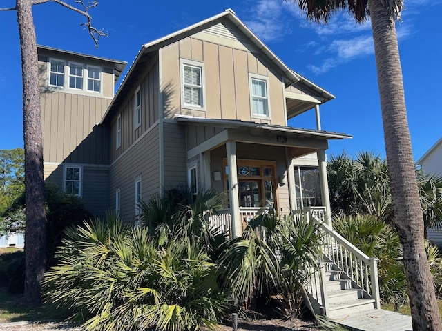 view of front of property featuring a porch