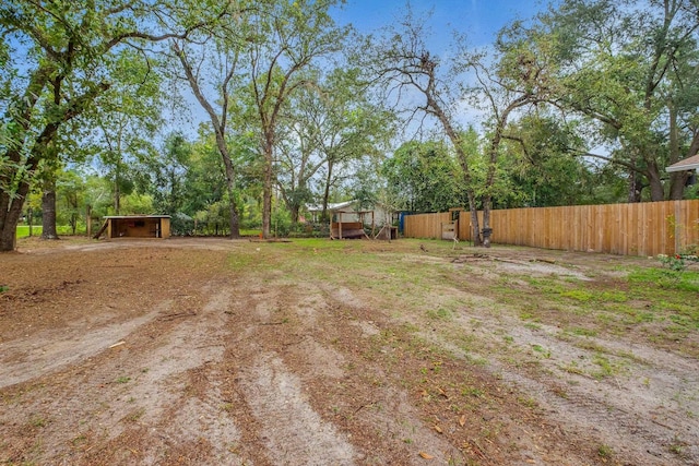 view of yard with an outdoor structure