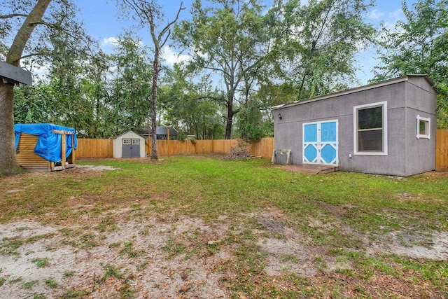 view of yard featuring a storage shed