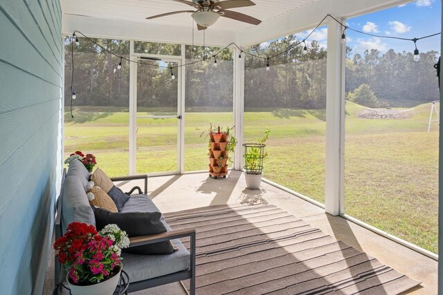 sunroom with ceiling fan