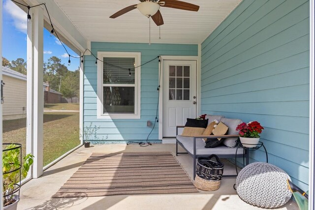 sunroom / solarium featuring ceiling fan