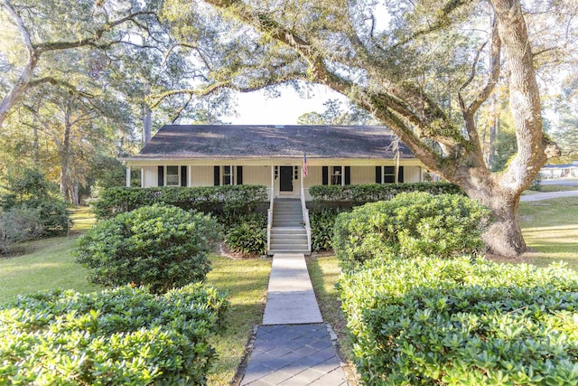 view of front facade with a front yard